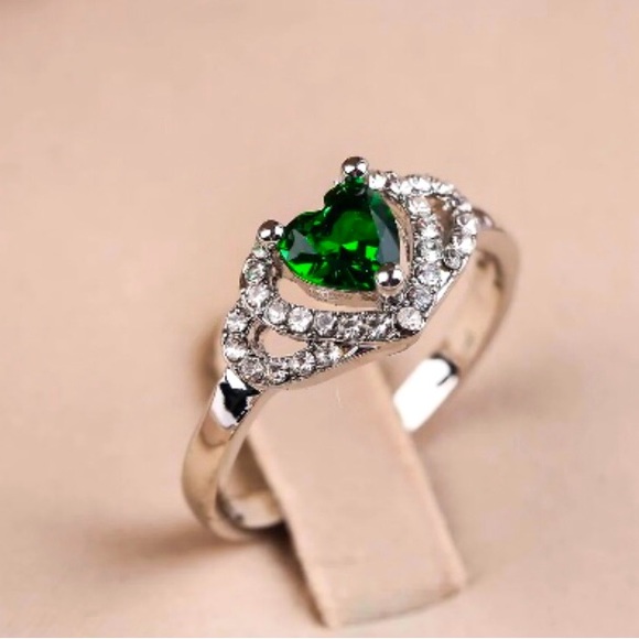 Elegant Sliver Emerald Heart Ring! - Picture 2 of 7